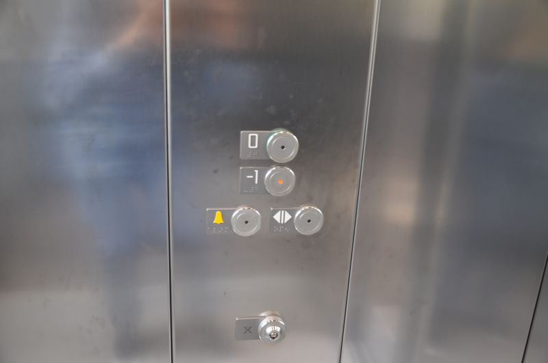 Interface pour ascenseur avec braille