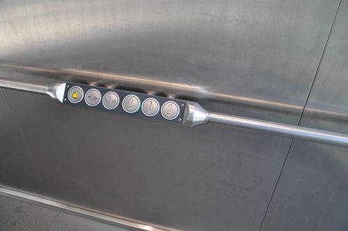 Interface pour ascenseur avec braille