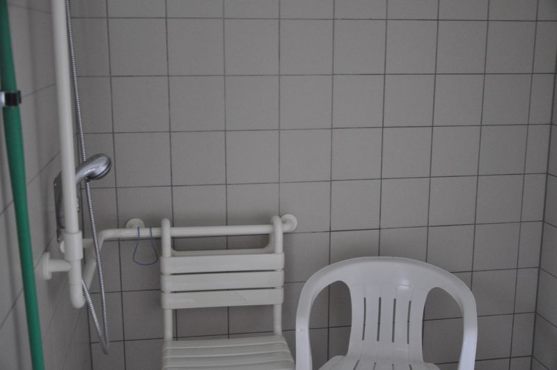 Shower for persons with reduced mobility