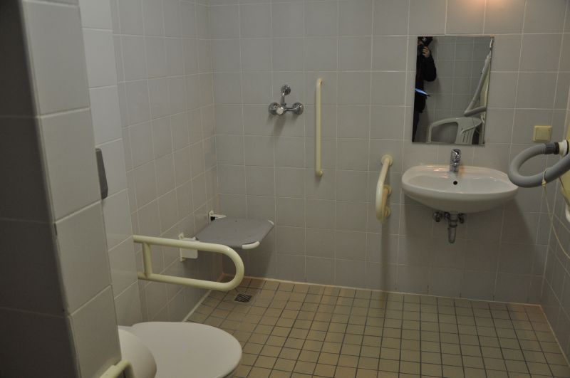 Salle de bain commune pour les personnes à mobilité réduite