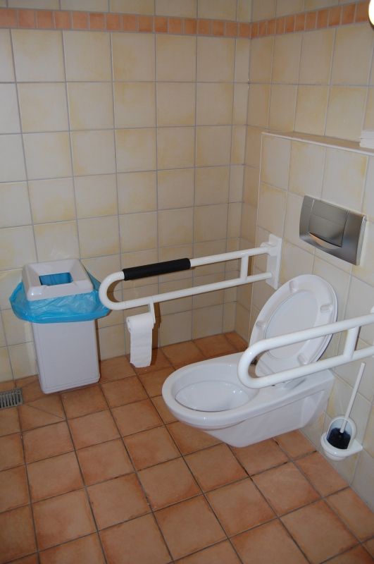 Toilette pour personnes à mobilité réduite