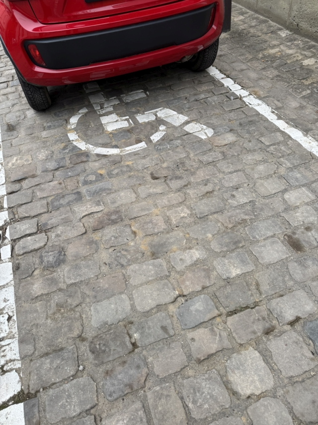 emplacement PMR situé devant le musée