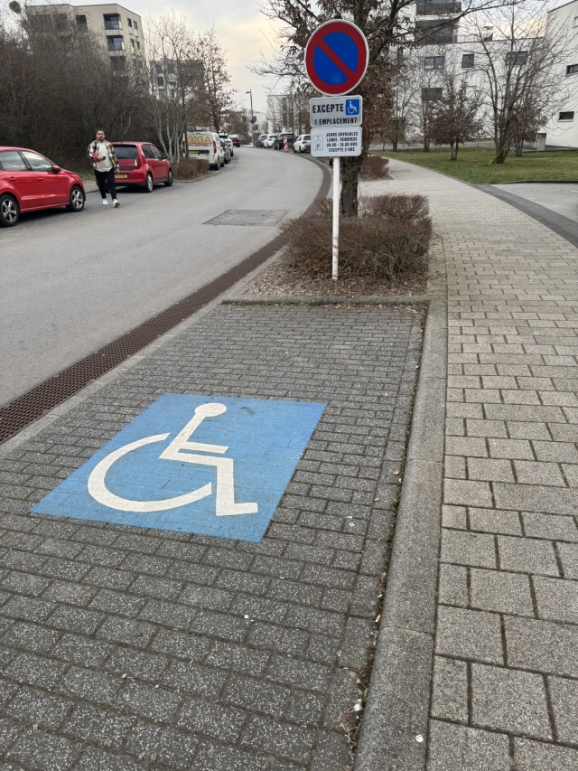Parkplatz für Personen mit Behinderung